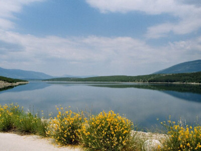 Perućko jezero između planina Svilaje i Dinare