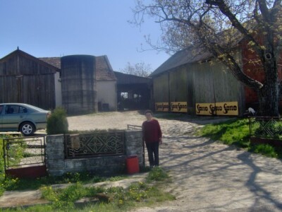 Marija Beštek u obiteljskom dvorištu