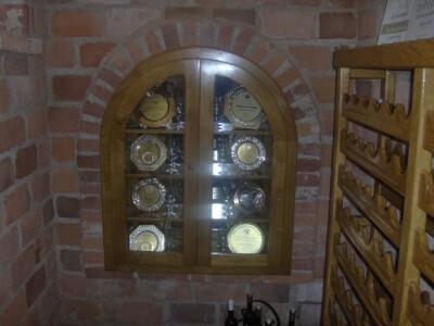 Vitrine i police pune su medalja i priznanja