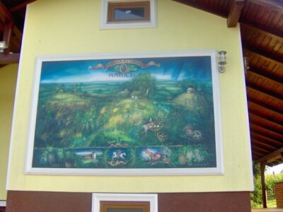 Berba grožđa je motiv velike slike na vanjskome zidu klijeti