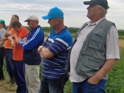 Damir Mesarić (drugi s desna), vlasnik polja na kojem smo se okupili
