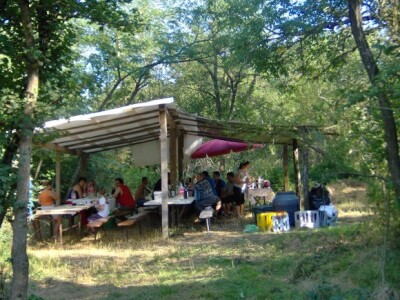 Neki su roštiljali na svojim bivšim dvorištima