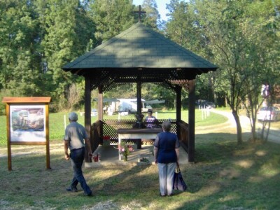 Križno drevo u središtu nekadašnjeg sela