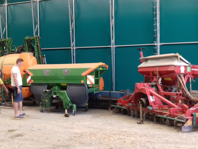 I hangar je pun strojeva