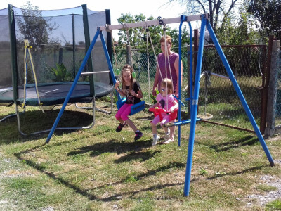 Božidareve nećakinje Lora i Dora unose veselje u ovo seosko dvorište