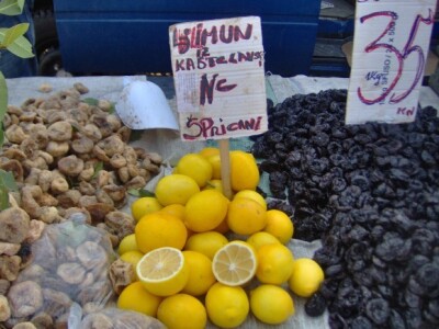 Limun s napomenom da nije šprican, pa se korica može upotrebljavati