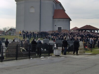 Oproštaj na groblju
