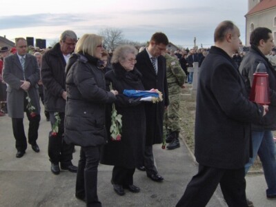 Hrvatsku zastavu preuzela je supruga Verica