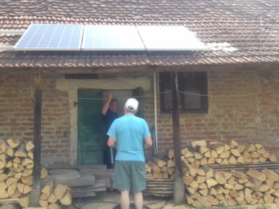 Energiju za rad sustava za navodnjavanje dobivaju preko tri solarna panela