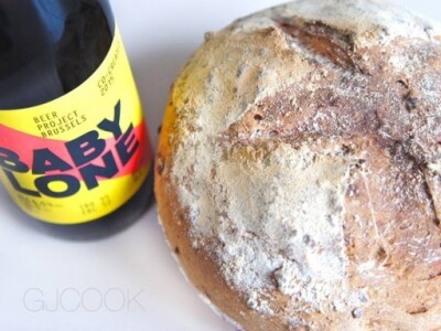 Kruh kraj boce i u boci