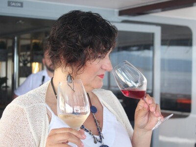 Pjenušavi doručak na brodu