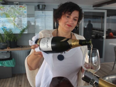 Pjenušavi doručak na brodu