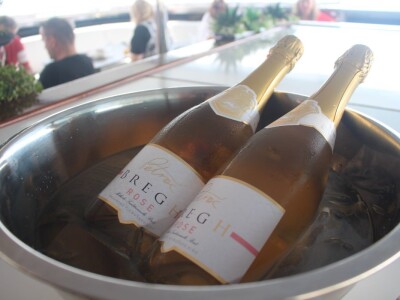 Pjenušavi doručak na brodu