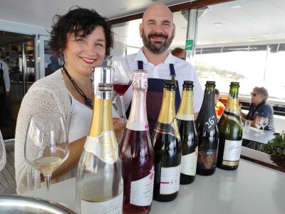 Pjenušavi doručak na brodu