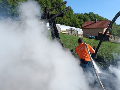 Plamen zaprijetio i štali sa životnjama Plamen zaprijetio i štali sa životnjama