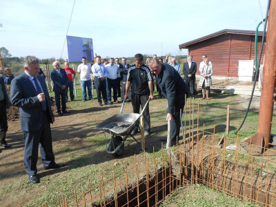 Joviša Kovačević postavlja kamen temeljac novom centru u novoj Topoli Joviša Kovačević postavlja kamen temeljac novom centru u novoj Topoli