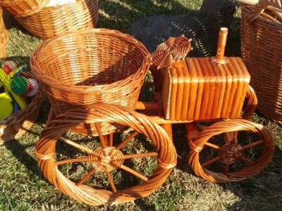 Traktor suvenir ispleten od šiba