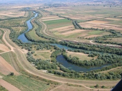 Pogled iz zraka na Cetinu i dio Sinjskog polja