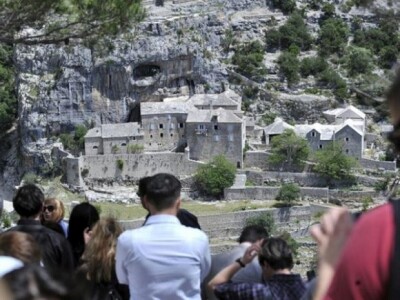 Pogled na glagoljaški samostan pri litici u Pustinji Blaca u Nerežišću