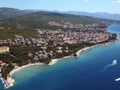 Pogled na Grad Crikvenicu i Velebit