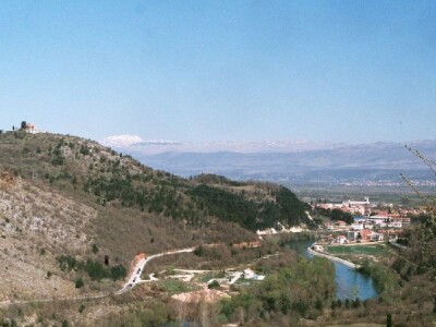Iz smjera gospodarske zone Čaporice pogled na kanjon Cetine, živopisni gradić Trilj i Gardun i okolicu Iz smjera gospodarske zone Čaporice pogled na kanjon Cetine, živopisni gradić Trilj i Gardun i okolicu