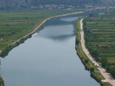 Pogled na Neretvu, naselja i plantaže uz tu rijeku