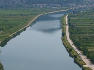 Pogled na Neretvu, naselja i plantaže uz tu rijeku