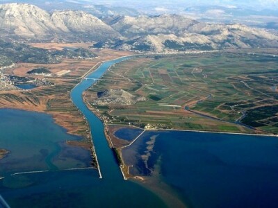 Pogled iz zraka na rijeku Neretvu i okruženje Pogled iz zraka na rijeku Neretvu i okruženje