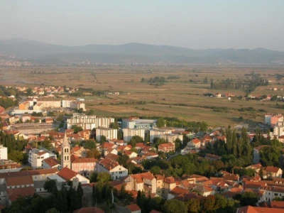 Pogled na dio Grada Sinja i Sinjskog polja