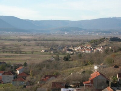 Pogled na Sinjsko polje i naselja na njegovu rubu