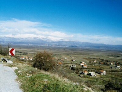 Sinjsko polje koje je većim dijelom zapušteno gdje se ne održava i sustav navodnjavanja