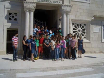 Polaznici Klesarske škole ispred ulaznih vrata jedne minule šk. godine Polaznici Klesarske škole ispred ulaznih vrata jedne minule šk. godine