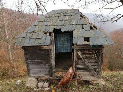 Pomoćni poljoprivredni objekti prepušteni zubu vremena Pomoćni poljoprivredni objekti prepušteni zubu vremena