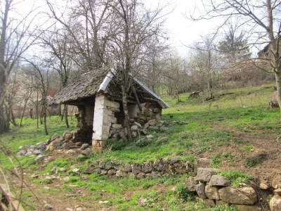 Pomoćni poljoprivredni objekti prepušteni zubu vremena