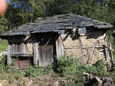 Pomoćni poljoprivredni objekti prepušteni zubu vremena Pomoćni poljoprivredni objekti prepušteni zubu vremena