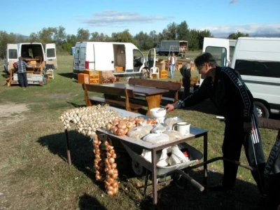 Ponuda kapule,češnjaka, slanutra, graha, žita... na stočnom pazaru na triljskoj Gubavici