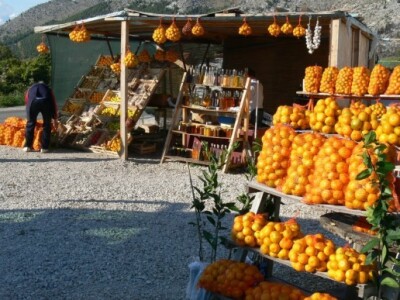 Ponuda i prodaja mandarina na štandovima uz cestu u dolini Neretve