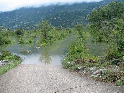 Poplavljena cesta Vrgorac-Kutac-Kokorići u Bunini