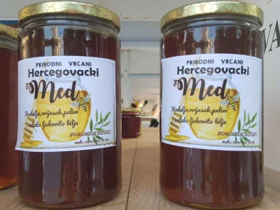 Porodica Janjić iz Ljubinja već dvadeset godina uspješno uzgaja višnje i trešnje