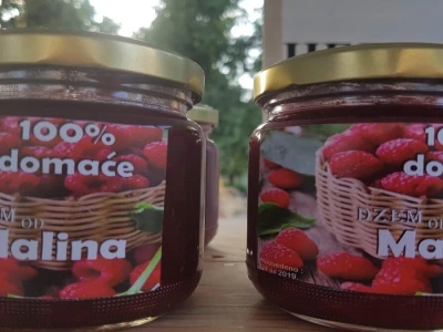 Porodica Janjić iz Ljubinja već dvadeset godina uspješno uzgaja višnje i trešnje