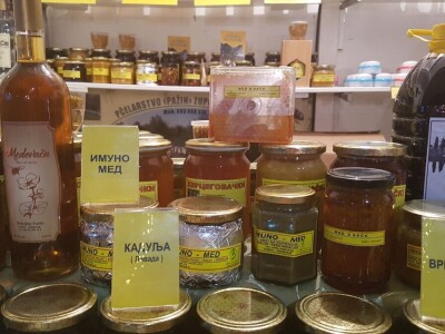 Porodica Pažin nudi organski med sa hercegovačkih ljekovitih polja