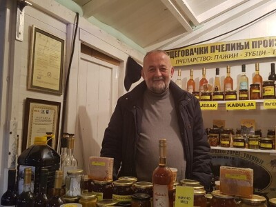 Porodica Pažin nudi organski med sa hercegovačkih ljekovitih polja