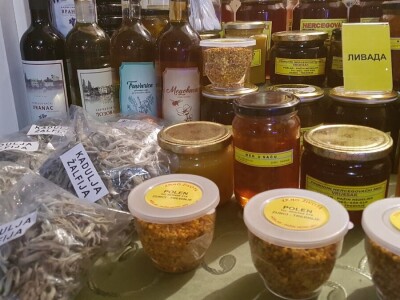 Porodica Pažin nudi organski med sa hercegovačkih ljekovitih polja