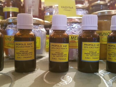 Porodica Pažin nudi organski med sa hercegovačkih ljekovitih polja