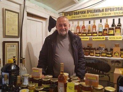 Porodica Pažin nudi organski med sa hercegovačkih ljekovitih polja