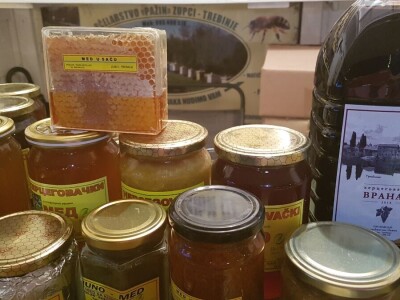 Porodica Pažin nudi organski med sa hercegovačkih ljekovitih polja