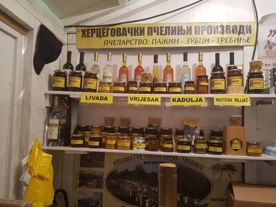 Porodica Pažin nudi organski med sa hercegovačkih ljekovitih polja