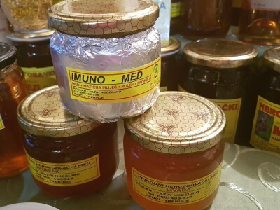 Porodica Pažin nudi organski med sa hercegovačkih ljekovitih polja