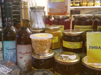 Porodica Pažin nudi organski med sa hercegovačkih ljekovitih polja
