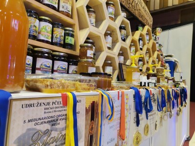 Porodično pčelarstvo "Kazić" Porodično pčelarstvo "Kazić"